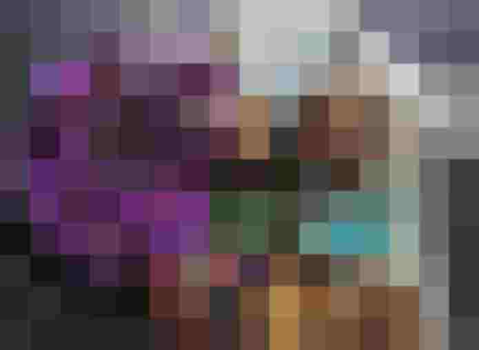 Tarotkarten Kristallkugel Rosenkranz Pendel Kerze und Tonhände auf Tüchern