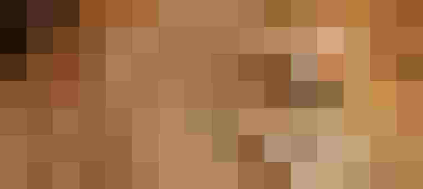 Numerologie mit Geburtsdatum, Kerze, Pendel und Würfeln auf Holztisch