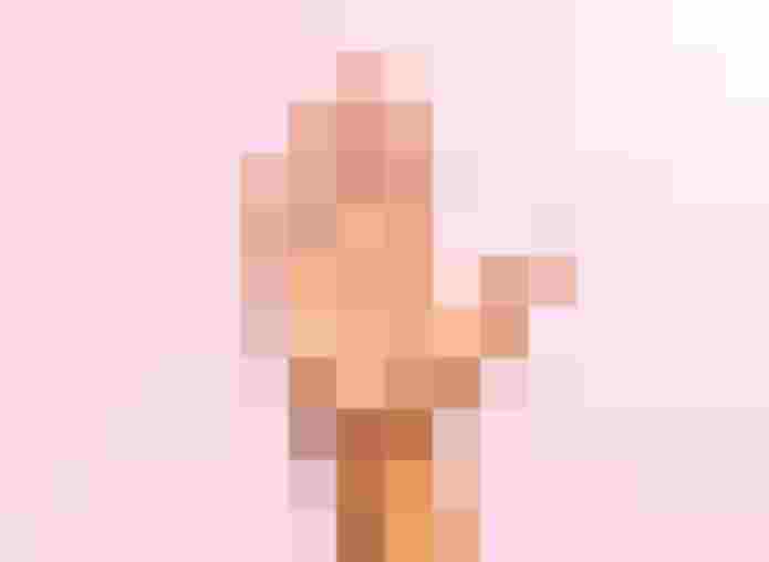 Geöffnete Handfläche vor rosa Hintergrund für Handlesen und spirituelle Beratung